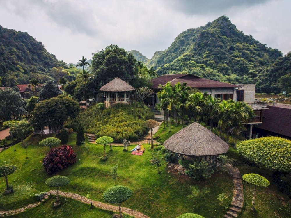 Tên gọi Thung Nham ý chỉ dãy núi đứng, cao trong vùng đất thấp giữa núi non